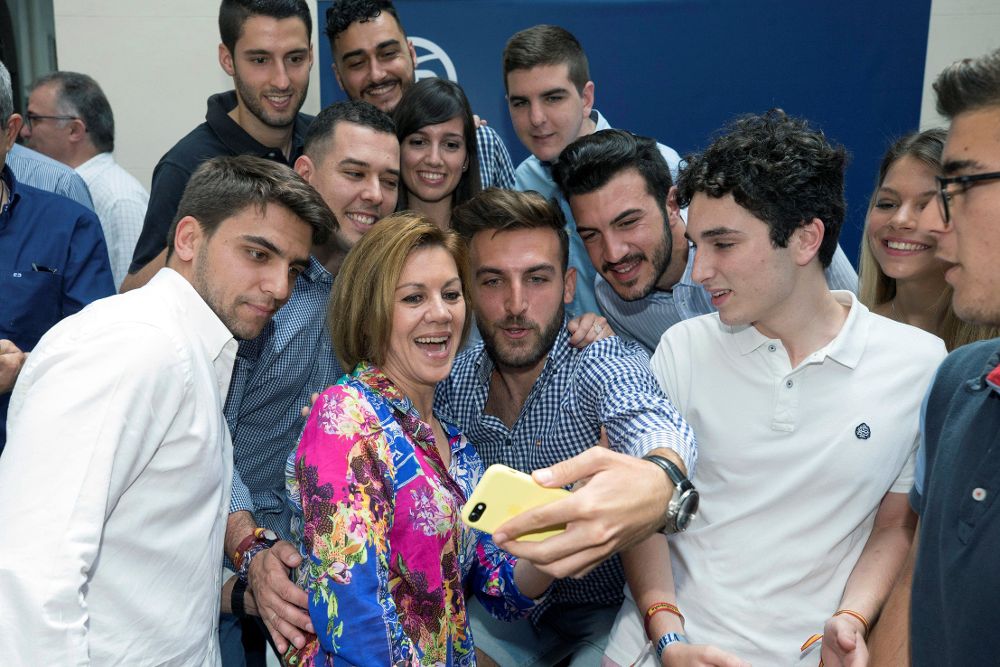 La candidata a las primarias del Partido Popular María Dolores de Cospedal (c) se hace un selfie con miembros de nuevas generaciones del partido.