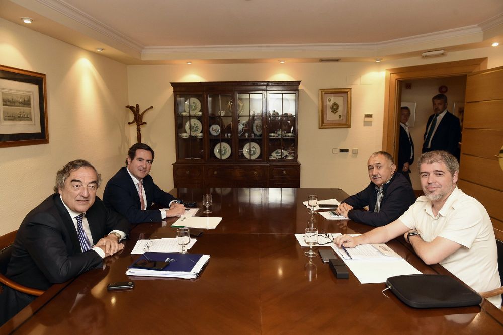 Los presidentes de CEOE y de Cepyme, Juan Rosell (i) y Antonio Garamendi (2i) y los secretarios generales de UGT y CCOO, Pepe Álvarez (2d) y Unai Sordo (d).