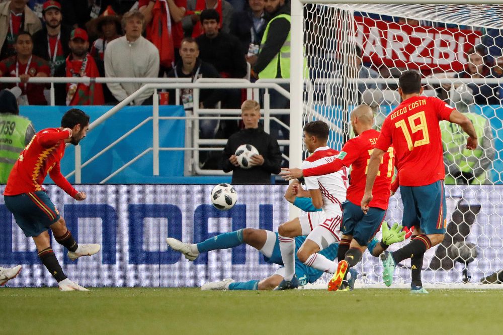 El centrocampista español Isco (i) marca el 1-1, durante el partido España-Marruecos.