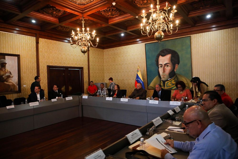 El presidente de la ANC de Venezuela, el chavista Diosdado Cabello (c), dirige una reunión con los jefes de las distintas comisiones que integran este foro oficialista.
