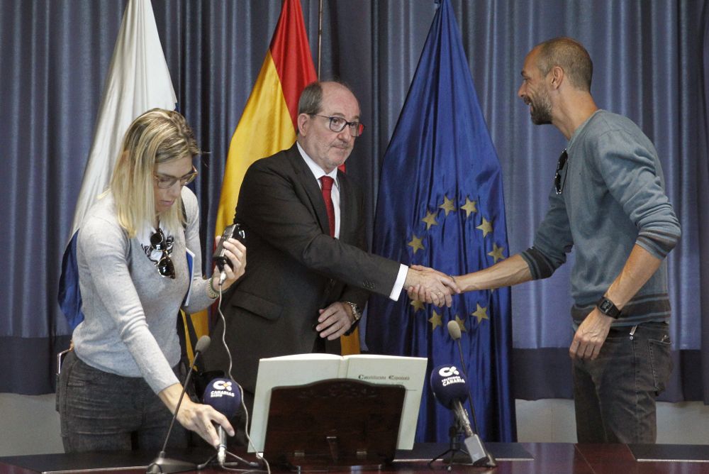 José Carlos Naranjo, nuevo administrador único del ente de Radiotelevisión Canaria, saluda a dos trabajadores del ente durante el acto de su toma de posesión.