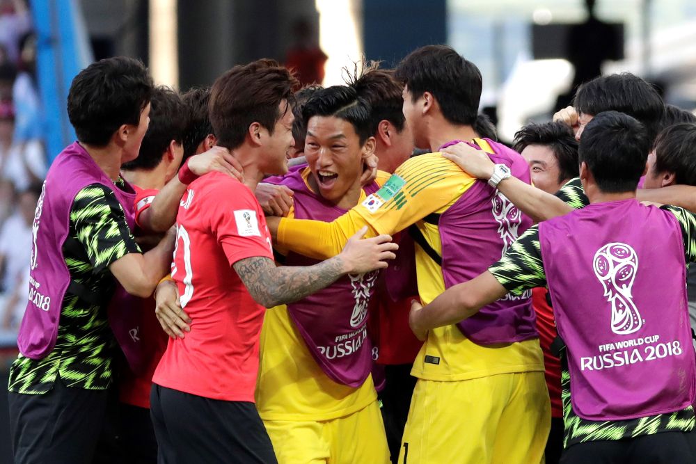 Los jugadores surcoreanos celebran el 1-0 tras la revisión del VAR, durante el partido Corea Sur-Alemania.