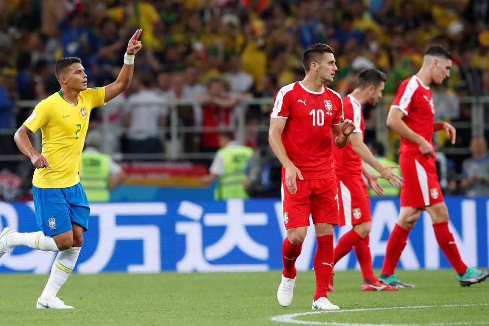 El defensa brasileño Thiago Silva (i) celebra tras marcar el 0-2.
