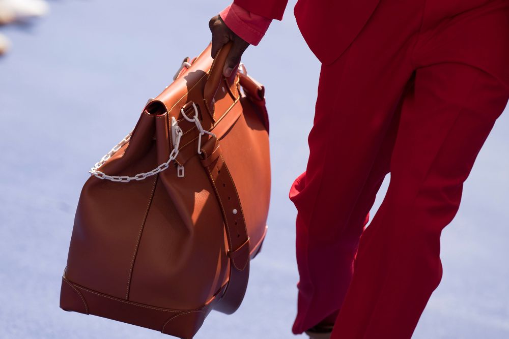 Un modelo desfila por la pasarela con una creación de la colección primavera-verano 2019 del diseñador estadounidense Virgil Abloh para la firma Louis Vuitton.