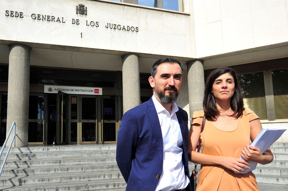 Los periodistas de eldiario.es Ignacio Escolar y Raquel Ejerique a su salida del juzgado de Instrucción número 29 de Madrid.