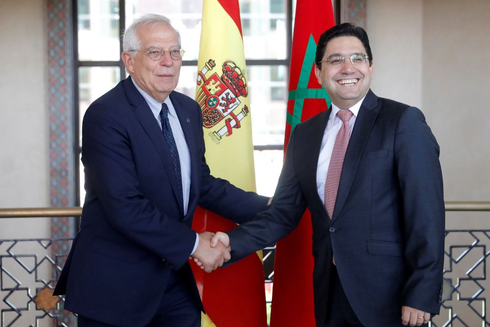 Josep Borrell (izda) saluda a Naser Burita.