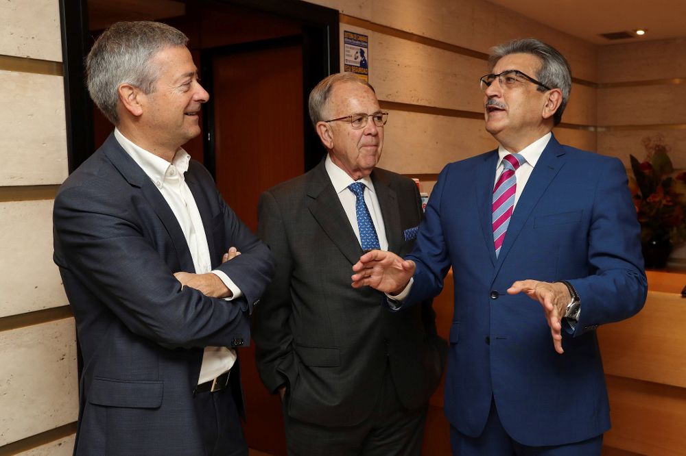 Román Rodríguez y el presidente de la Confederación Canaria de Empresarios (CCE), Agustín Manrique de Lara (i).