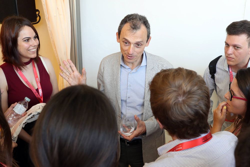 2018.- El ministro de Ciencia, Innovación y Universidades, Pedro Duque, conversa con varios jóvenes durante el encuentro anual "Rescatadores de talento" que se celebra en Caldes de Malavella (Girona).