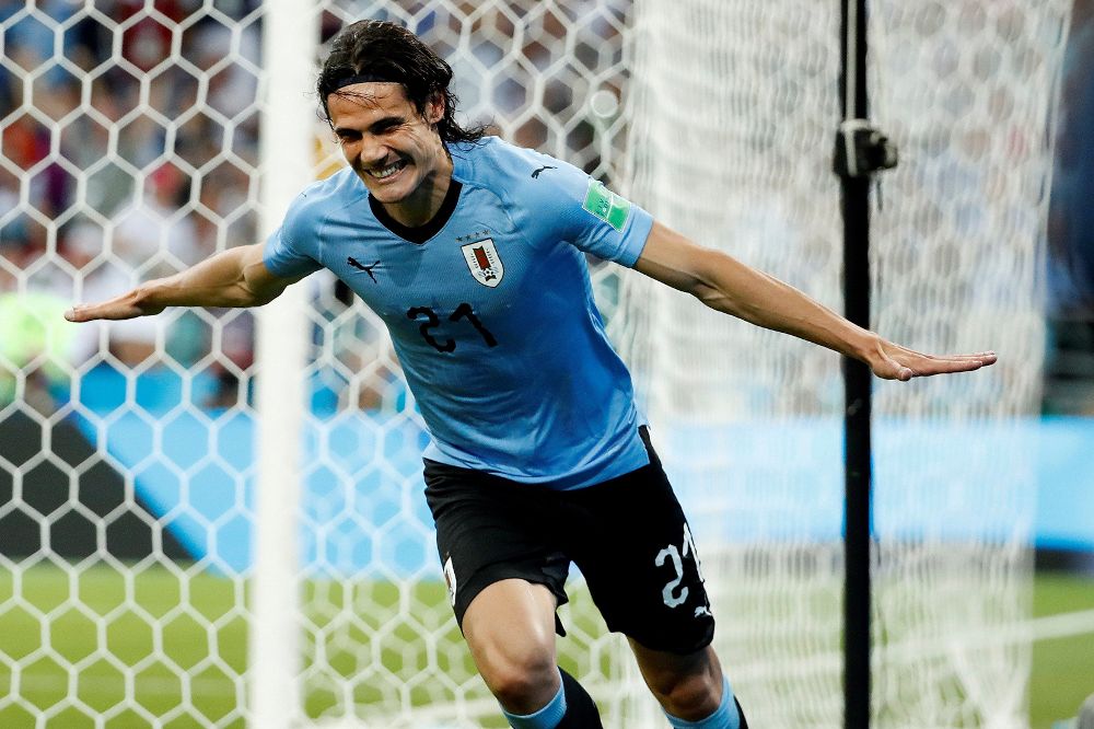 El delantero uruguayo Edinson Cavani celebra tras marcar el 1-0 durante el partido Uruguay-Portugal.