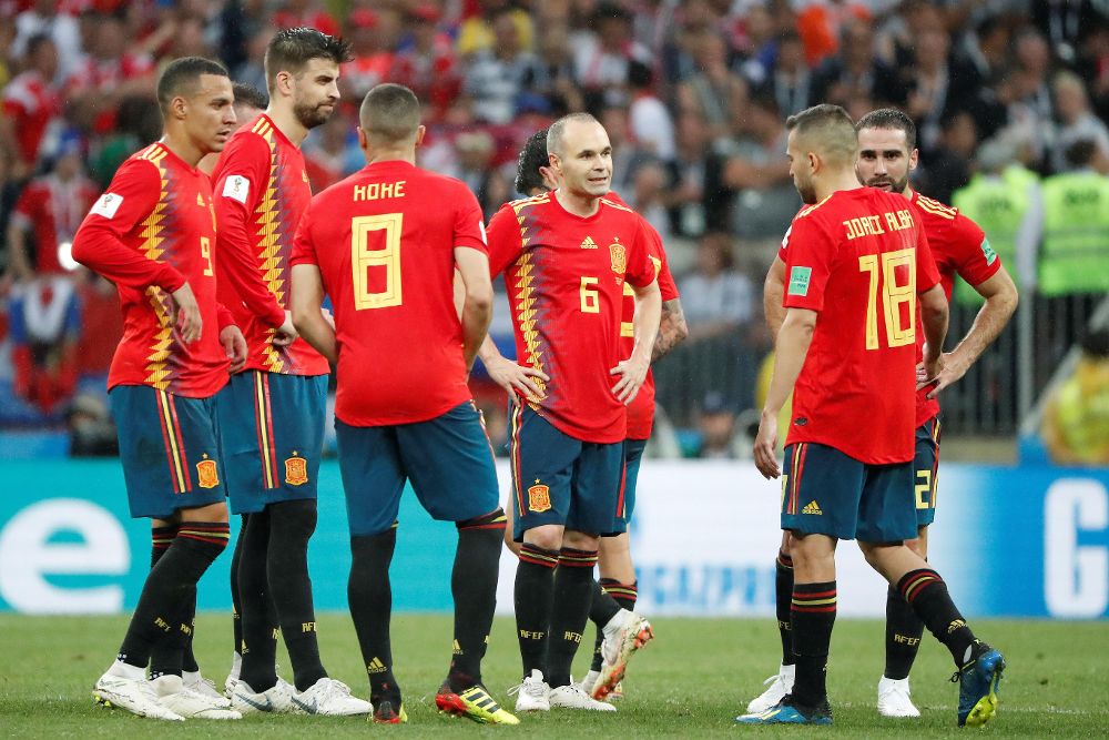 Jugadores españoles se conjuran antes de los penaltis durante el partido España-Rusia, de octavos de final del Mundial de Fútbol de Rusia 2018, en el Estadio Luzhnikí, Rusia.
