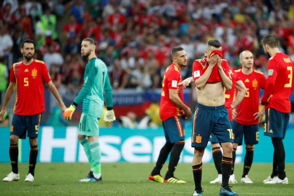 El defensa español Jordi Alba junto a sus compañeros poco antes del lanzamiento del penaltis durante el partido España-Rusia.