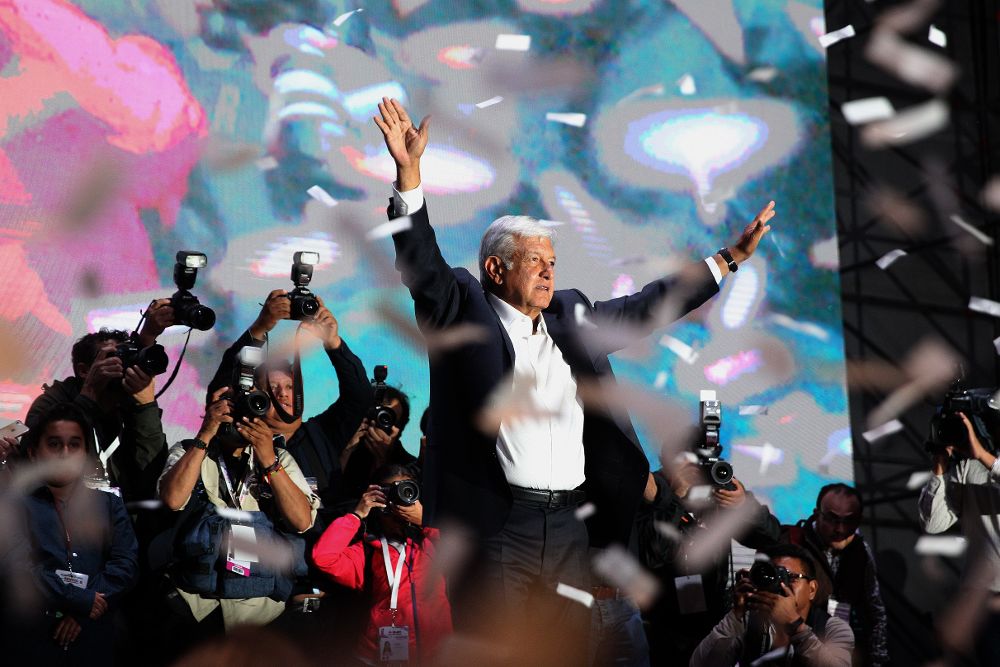 Cientos de simpatizantes del candidato izquierdista Andrés Manuel López Obrador lo aclaman durante su arribo a la Plaza de la Constitución de la Ciudad de México tras conocer su triunfo en las elecciones.
