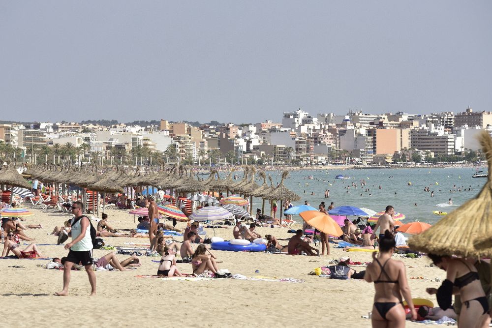 Turistas en la playa de Palma, en Mallorca. 