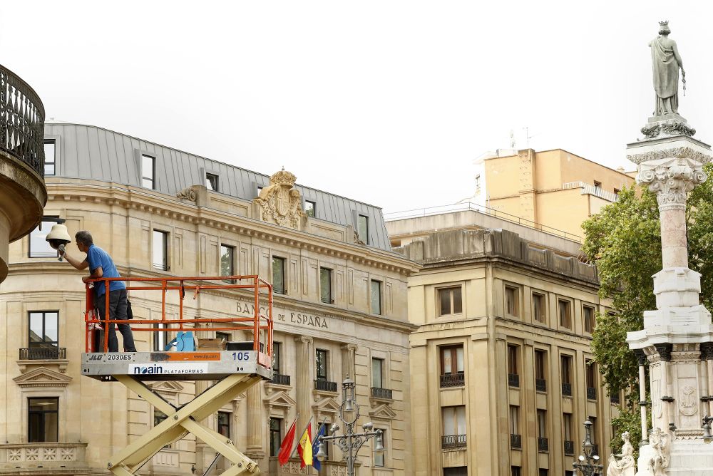 Un operario revisa una de las cámaras de vigilancia de alta definición de la Plaza del Castillo de Pamplona con motivo de la celebración de los próximos Sanfermines.
