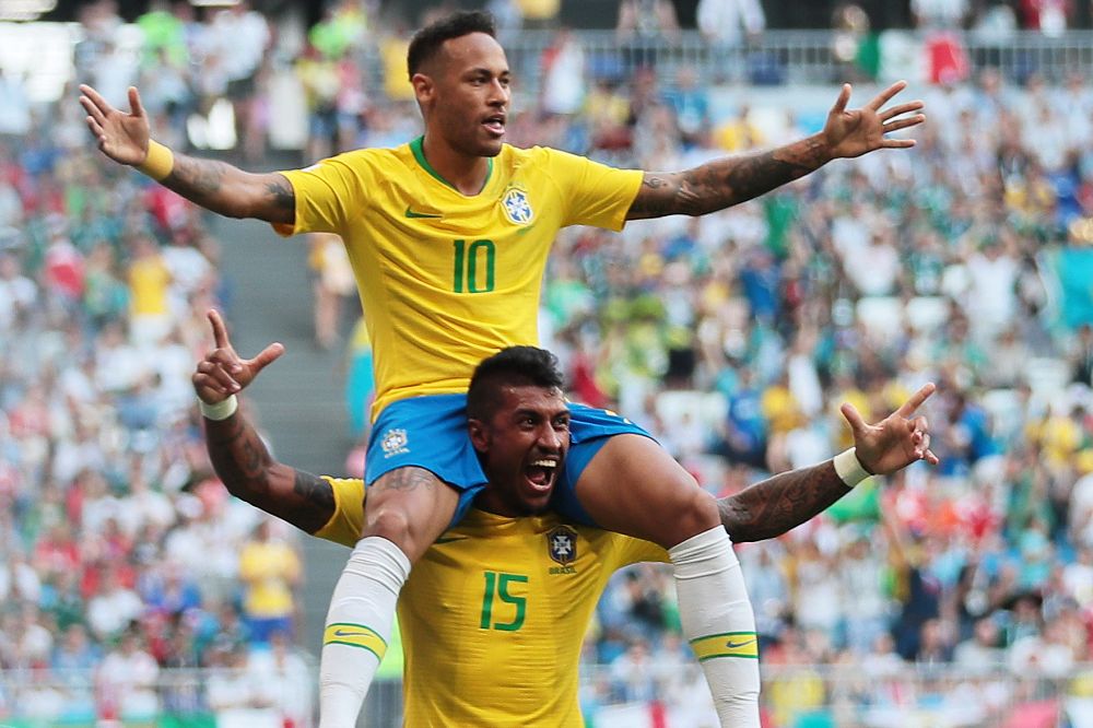 Neymar (arriba) celebra con Paulinho el 1-0.