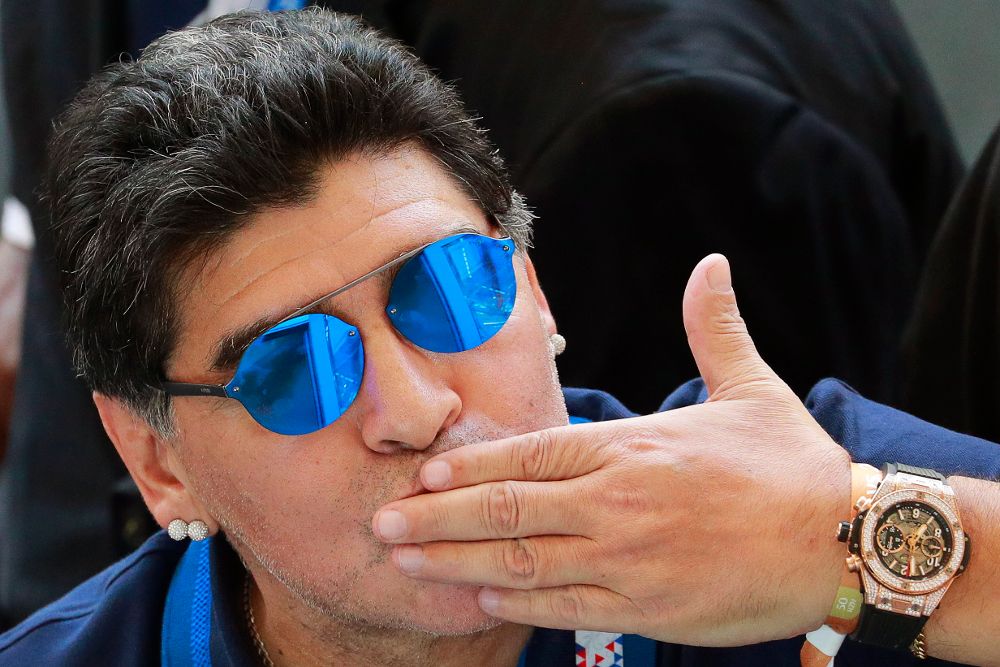 Maradona se despide después de la derrota de Argentina ante Francia, el pasado sábado.