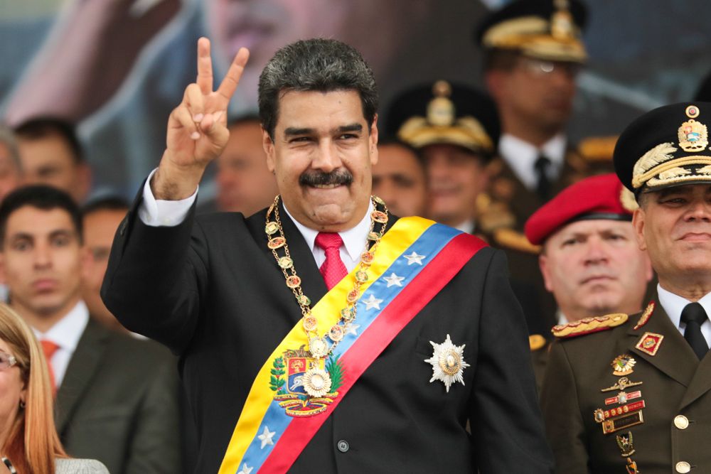 Fotografía cedida por Prensa Miraflores del presidente de Venezuela, Nicolás Maduro (d).