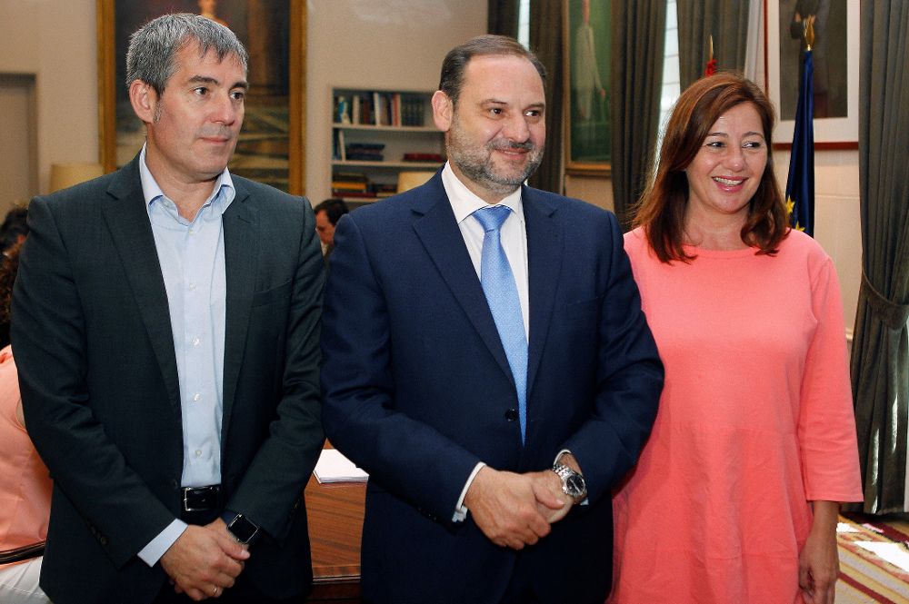 El ministro de Fomento, José Luis Ábalos (c), recibe a los presidentes de Canarias, Fernando Clavijo (i), y Baleares, Francina Armengol.