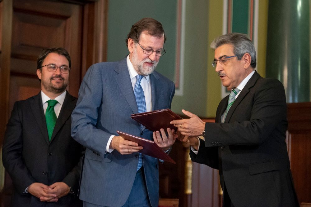 Imagen de archivo del presidente del Gobierno, Mariano Rajoy, y el presidente de Nueva Canarias (NC), Román Rodríguez, firmando el acuerdo que asegura el apoyo de la formación nacionalista a los Presupuestos Generales del Estado de 2018.