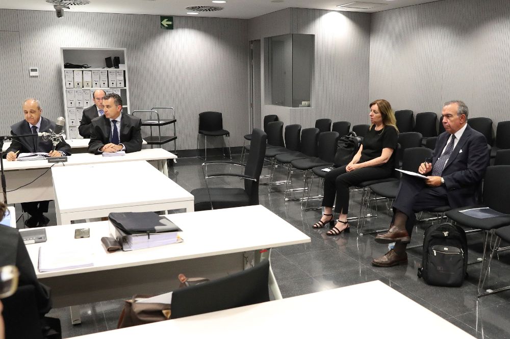 Los ex directores generales de la Caja de Ahorros del Mediterráneo Roberto López Abad y María Dolores Amorós durante el juicio.