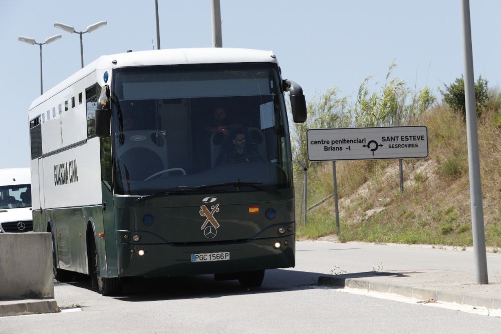 Llegada a la cárcel catalana de Brians II, en Sant Esteve Sesrovires (Barcelona), del autobús con los presos Oriol Junqueras, Raul Romeva, Jordi Sanchez y Jordi Cuixart.