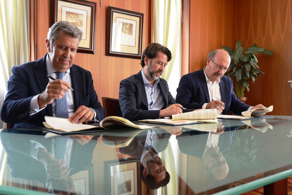 Firma del convenio. De izquierda a derecha, Javier Collado, Carlos Alonso y Rafael Rebolo.