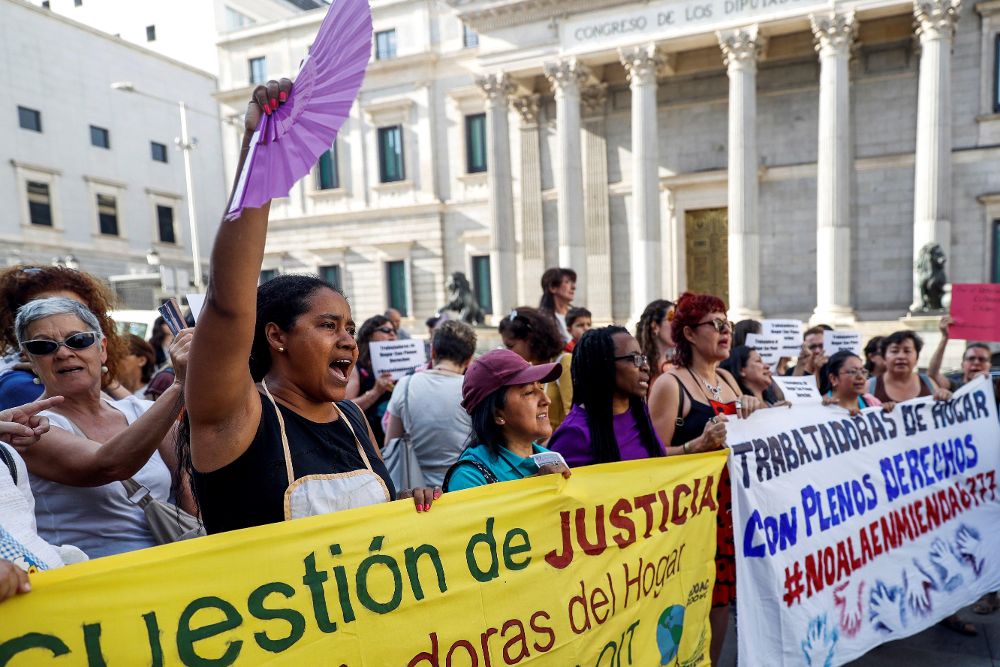 Trabajadoras de hogar durante la concentración convocada frente al Congreso de los Diputados de Madrid el pasado mes de junio.
