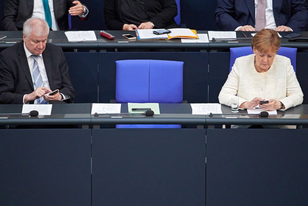 El ministro de Interior alemán, Horst Seehofer (izq), y la canciller alemana, Angela Merkel.