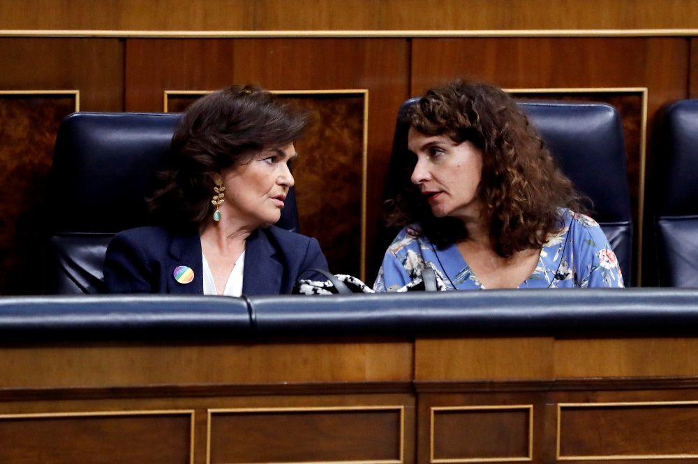 La vicepresidenta del Gobierno, Carmen Calvo (i) y la ministra de Hacienda, María Jesús Montero, durante el segundo pleno extraordinario del Congreso de los Diputados.
