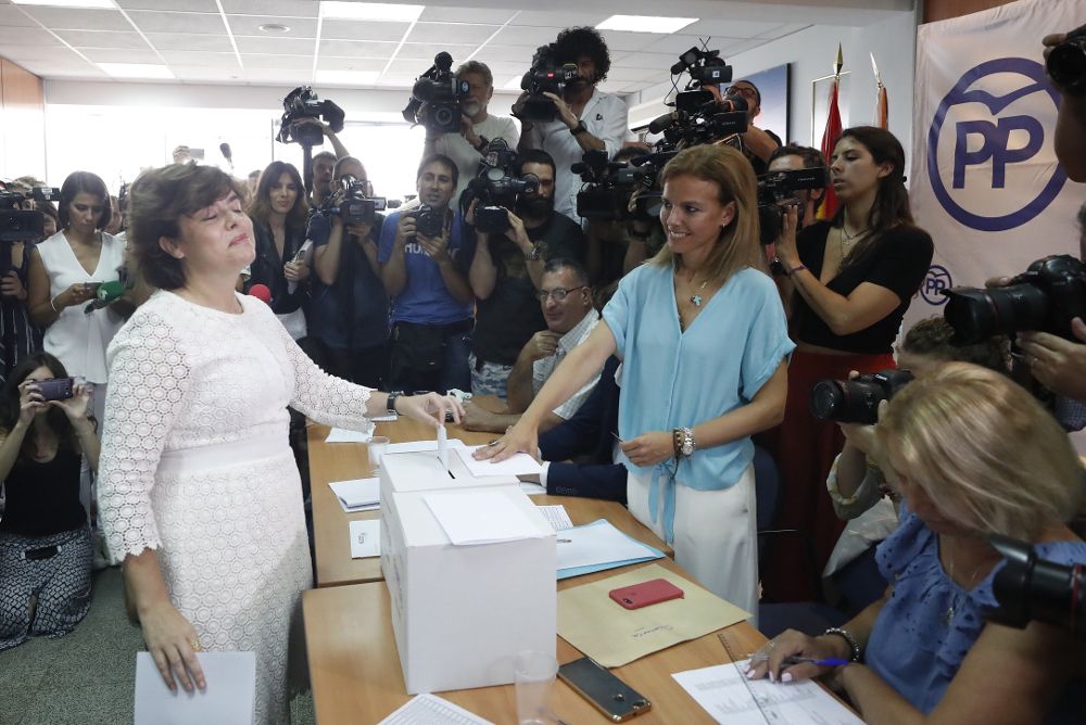 La candidata a la presidencia del Partido Popular Soraya Sáez de Santamaría vota en la sede del Distrito de Salamanca, esta mañana, en Madrid. 