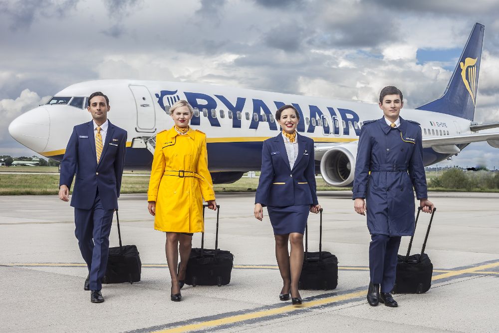 Auxiliares de vuelo de Ryanair en una foto promocional de la compañía aérea irlandesa.
