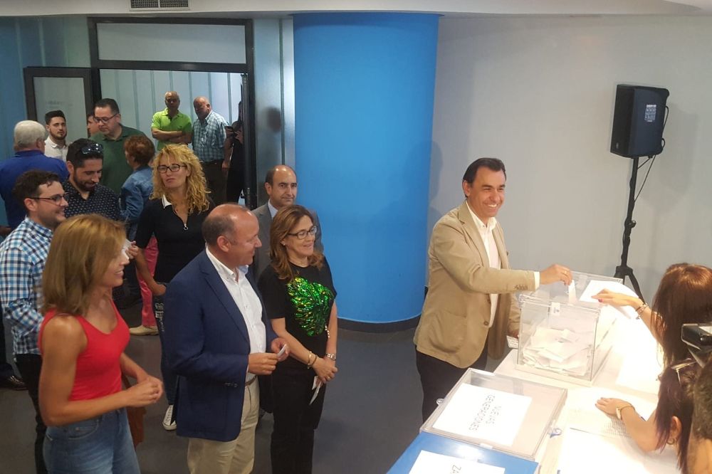 Maíllo vota en Zamora en las primarias del partido.