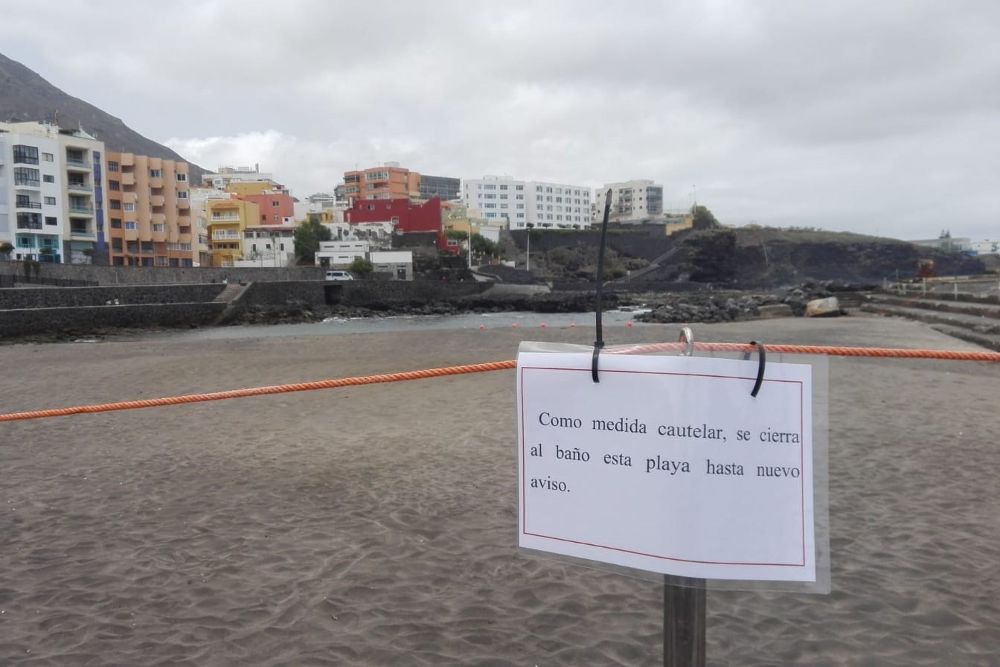 El Ayuntamiento de La Laguna (Tenerife) ha decretado este jueves el cierre cautelar y provisional de la playa del Castillo, en Bajamar, al detectarse parámetros superiores a los establecidos de enterococos en la última inspección rutinaria realizada en la zona por parte de la Dirección Provincial de Salud.
