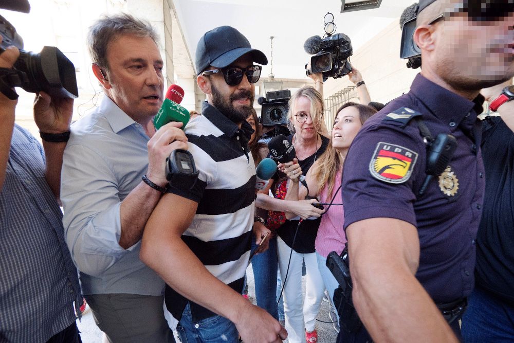 Antonio Manuel Guerrero, condenado a nueve años por abusos sexuales, entrando en la Audiencia de Sevilla.