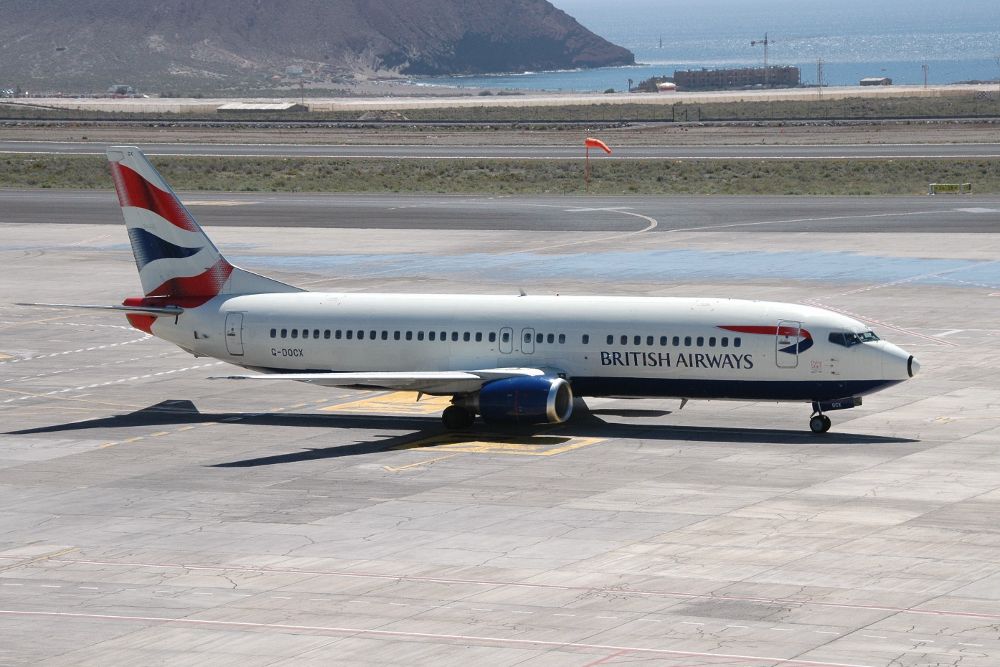 Un avión de la compañái británica en el Tenerife Sur.