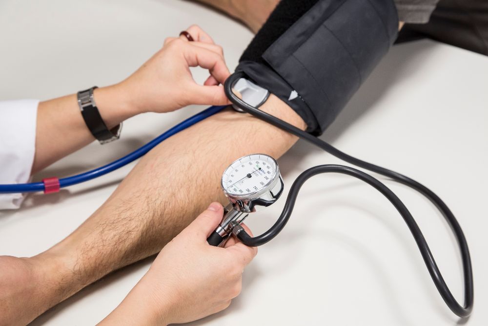 El valsartán está indicado para controlar la hipertensión arterial.
