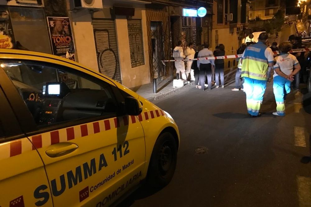 Los equipos de emergencias llegan al domicilio de la mujer asesinada presuntamente por su expareja en el barrio de Tetuán, en Madrid.
