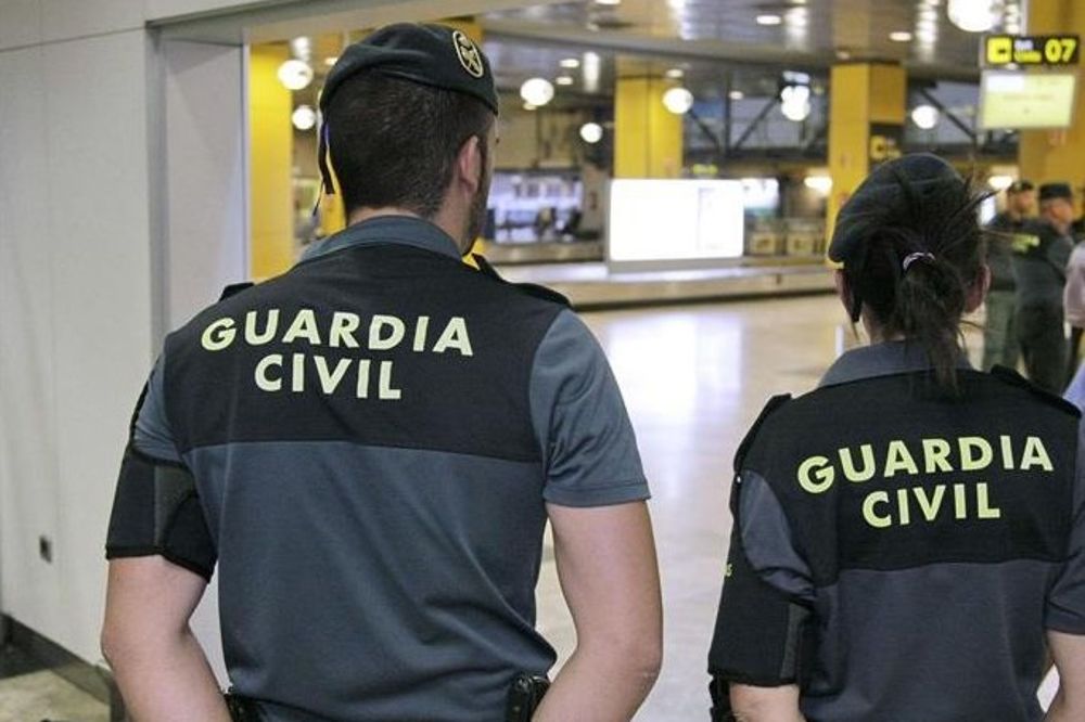 Agentes de la Guardia Civil en un aeropuerto.