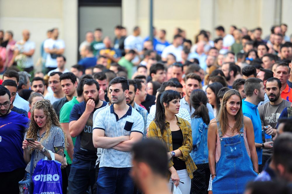 Los aspirantes a Guardia Civil a su llegada al campus de la Universidad Carlos III de Getafe, Madrid.