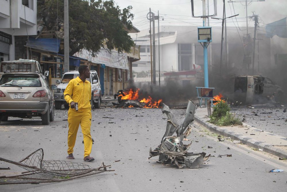 Un oficial de la Inteligencia somalí camina por el lugar de atentado.