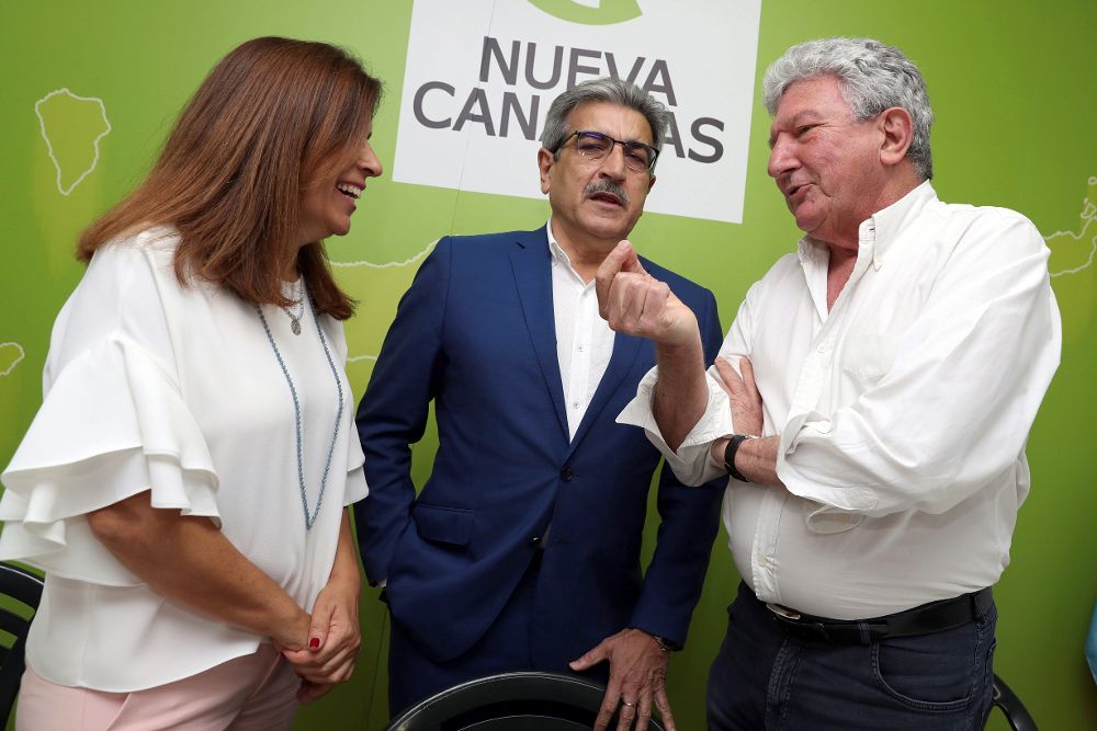 El presidente de Nueva Canarias (NC), Román Rodríguez (c); la vicepresidenta del partido, Carmen Hernández, y el diputado en el Congreso Pedro Quevedo.
