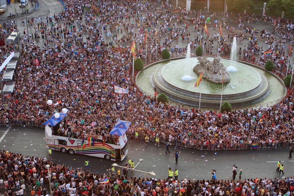 Una de las carrozas del desfile del Orgullo Gay pasa por la plaza de Cibeles, en Madrid. Bajo el lema "Conquistando la igualdad, TRANSformando la sociedad".