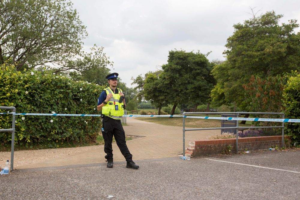 Los jardines Reina Isabel de Salisbury permanecen cerrados y acordonados mientras siguen las investigaciones sobre el suceso.
