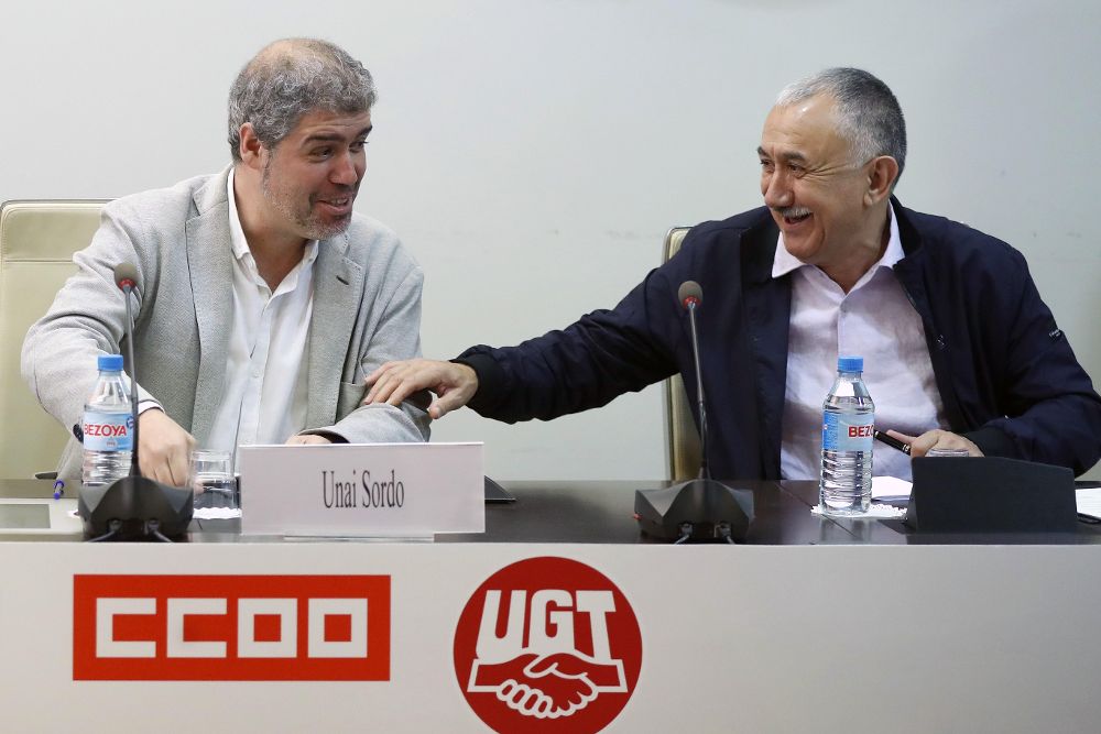 El secretario general de CCOO Unai Sordo (i), y el de UGT, Pepe Álvarez, durante la firma del IV Acuerdo para el Empleo y la Negociación Colectiva.