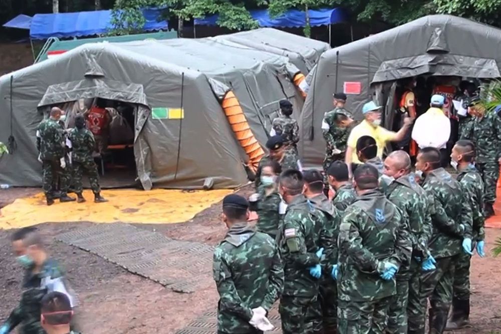 Personas militar se prepara para el rescate de los niñosatrapados en la cueva, hoy, lunes.