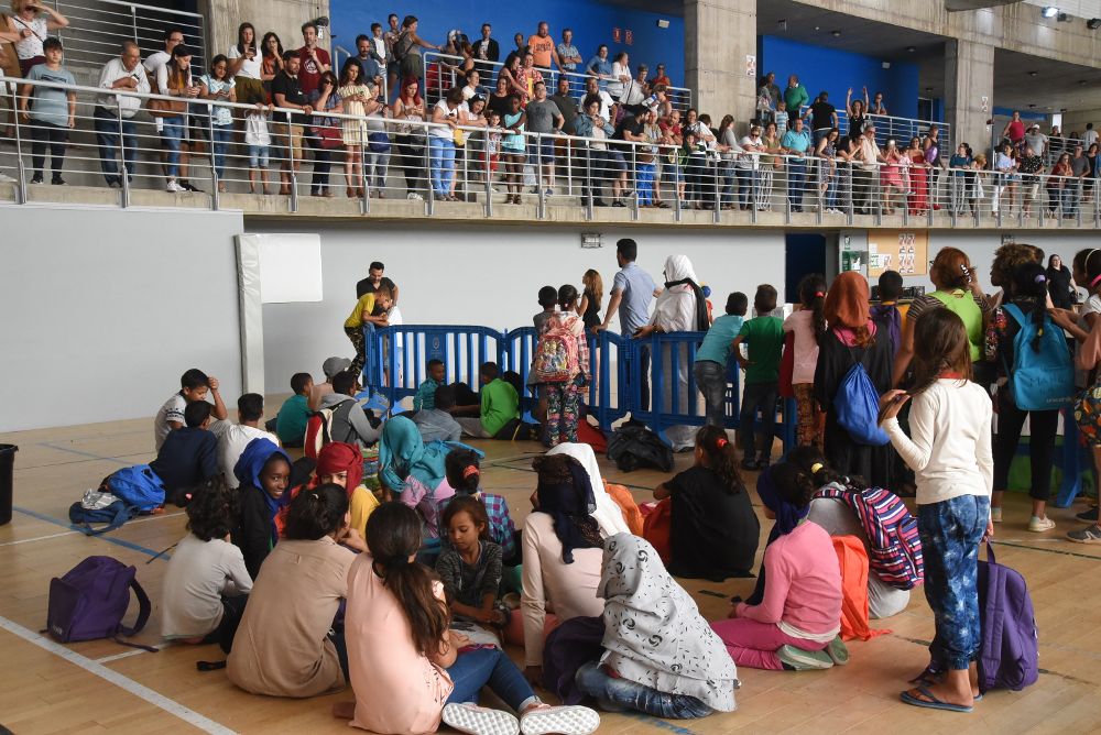 Los niños se encontraron con sus familias de acogida en el pabelló deportivo Punta Larga, de Candelaria.
