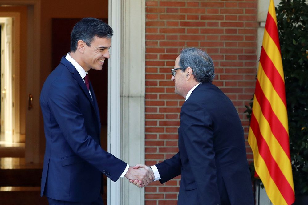El presidente del gobierno Pedro Sánchez y el president de la Generalitat Quim Torra, se saludan antes de la reunión que ambos mantienen en el Palacio de la Moncloa.