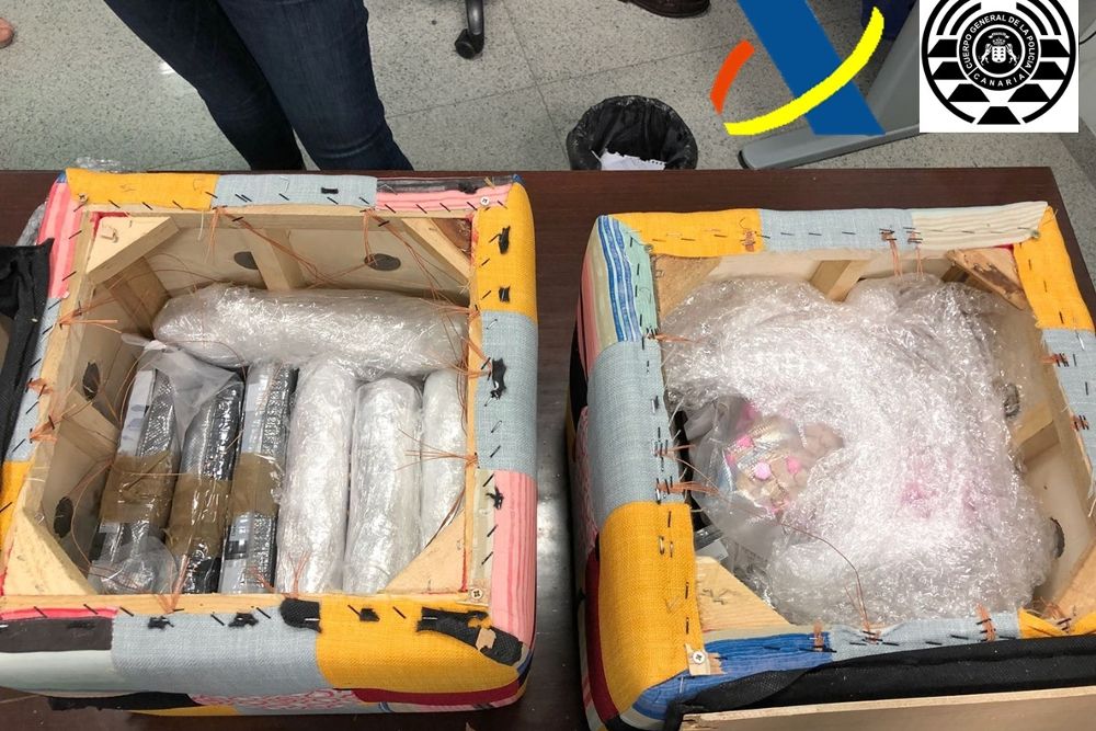 La caja con cocaína detectada por la Agencia Tributaria y el Cuerpo General de la Policía.