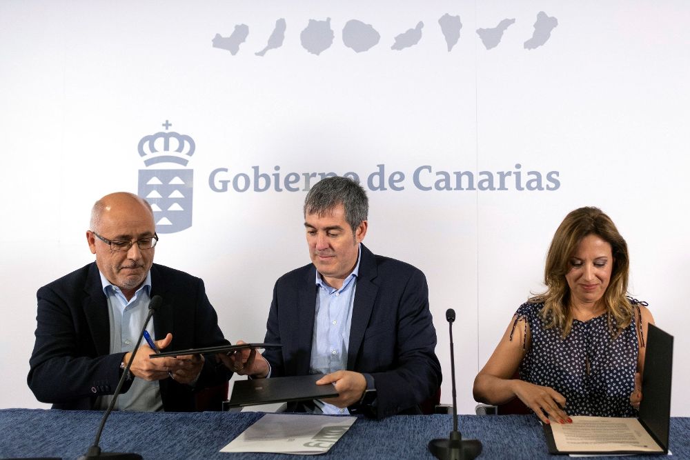 El presidente de Canarias, Fernando Clavijo (c), junto a la consejera de Hacienda, Rosa Dávila y el presidente del Cabildo de Gran Canaria, Antonio Morales.