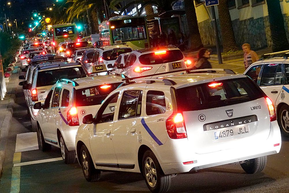 Atasco de tráfico en el centro de Santa Cruz de Tenerife.